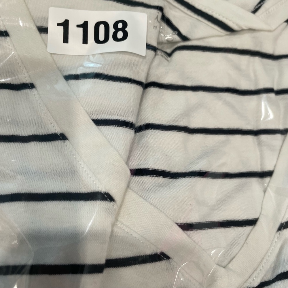 Isabel Maternity Shirt Size Large Black White Short Sleeve V-Neck Side Shirred - Picture 5 of 5